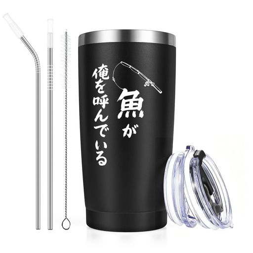 温かい飲み物 【釣り好きさんに】この面白いタンブラーは、釣り好きな方にはたまらないギフトです!「魚が俺を呼んでいる」——この一言が、休日を待ち遠しくさせるアングラーの本音です。真空断熱タンブラーは、釣り好きな男性へのプレゼントにおすすめです!父の日・誕生日・定年祝い・敬老の日にも。釣り好きなあの人へ、ちょっと笑える本気のギフト! 【真空2重構造で冷たさ・温かさ長持ち】保温・保冷タンブラーの外側と内側の間の空洞部分は真空構造で、飲み頃温度をキープします。飲み物からアイスまで、幅広く使える真空断熱カップ。また結露しにくく、机を汚さない、コースターいらず。熱い飲み物を入れても外側が熱くならない。 【高品質の素材】ステンレスタンブラーはSUS304を採用して、無毒で無臭です。 またステンレス製なので割れません。透明蓋はBPAフリー、環境に優しく、安全で耐久性があります。文字は高品質の印刷技術を採用しており、鮮明で落ちません。安心に使用できます。 【大容量と広口】600mlのたっぷり容量で、何度も注ぎ足す手間が省けます。保冷タンブラーの口径約82mm、大きい氷がそのまま入れられます。氷も余裕で入ります。