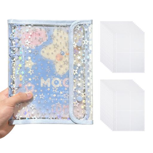 カードストレージ ✨【A5大きいサイズシール帳、収納力と携帯性を両立】A5 規格(19.2x23.5cm)のシール帳に、4 マス透明内ページ 20 枚を標準装備し、両面収納に対応して大容量を実現。軽量で携帯しやすく、リュックやハンドバッグにスッキリ収まり、通勤・通学・お出かけ先でもいつでも創作できます。大きいサイズの内ページはレイアウトスペースがたっぷりあり、シール・トレカ・チェキ・ネイルアート作品などを分類収納でき、自由に組み合わせても窮屈になりません。大切な小物たちにそれぞれ専用の「お家」を用意してあげましょう。 ✨【1冊多役!あらゆるシーンで活躍】シール整理帳としてだけでなく、推し活アルバム・ネイルアート展示冊・トレカ収納冊・手帳素材集としても大活躍!写真・推しカード・ネイルチップ・小物アクセサリー・手帳用シールなど、様々な小物の収納に対応し、日常の整理・旅行の携帯・手帳制作など全シーンに適応。手帳ファン・推し活勢・収納愛好家の方々にもぴったりの使い方が見つかり、大切な小物と思い出を優しく守ります。
