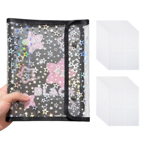 カードストレージ ✨【A5大きいサイズシール帳、収納力と携帯性を両立】A5 規格(19.2x23.5cm)のシール帳に、4 マス透明内ページ 20 枚を標準装備し、両面収納に対応して大容量を実現。軽量で携帯しやすく、リュックやハンドバッグにスッキリ収まり、通勤・通学・お出かけ先でもいつでも創作できます。大きいサイズの内ページはレイアウトスペースがたっぷりあり、シール・トレカ・チェキ・ネイルアート作品などを分類収納でき、自由に組み合わせても窮屈になりません。大切な小物たちにそれぞれ専用の「お家」を用意してあげましょう。 ✨【1冊多役!あらゆるシーンで活躍】シール整理帳としてだけでなく、推し活アルバム・ネイルアート展示冊・トレカ収納冊・手帳素材集としても大活躍!写真・推しカード・ネイルチップ・小物アクセサリー・手帳用シールなど、様々な小物の収納に対応し、日常の整理・旅行の携帯・手帳制作など全シーンに適応。手帳ファン・推し活勢・収納愛好家の方々にもぴったりの使い方が見つかり、大切な小物と思い出を優しく守ります。