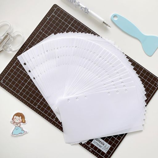 【40枚貼紙】両面を滑らかな剥離紙加工とし、通常のシールを貼ると密着性に優れてめくれ上がることがなく。男女の子供でも簡単にシールを形を保ったまま剥がせる「貼ってはがせる」特性を備え、剥離後に紙面にカスが残らず、シールや台紙を傷めません。 【完全対応】A5サイズのシステム手帳やキッズ用バインダーに、6 穴の位置が正確に合致。40 枚入りで 使用に最適で、大人の DIY手帳素材整理から子供がシール遊び用のシールコレクションまで、スムーズに差し込めてガタつかない。 【厚手透明素材!】厚手の充実紙質を採用し、一般的な台紙に比べ耐撕扯性が大幅に向上。シールの貼り替えやページの繰り返しめくりにも破れにくく、長期使用に耐えられる耐久性を実現。半透明素材によりシールのデザインがクリアに見えるため、収納管理と取り出しの効率を大幅にアップさせます。 【カスタマイズ自由】大人向けには、手帳装飾用シール帳、DIYクリエイティブ素材収納、推し活グッズ整理などに活用できます。小学生向けには、シール遊び、工作創作、学習用小物収納に最適。シンプルでおしゃれなデザインは、女の子に人気の可愛いシール帳としても完璧にフィットします。