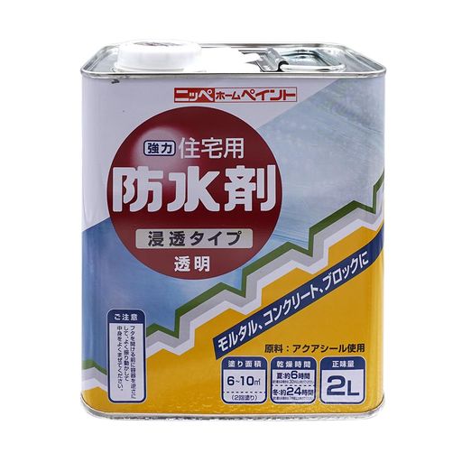 【特長】モルタル、コンクリートなどに浸透して、通気性のある吸水防止層を形成します。 かび、藻類がつきにくくなり、汚れが目立たず、長期間建物の美観を保ちます。 水分が原因となる白華(エフロ溶出)、凍害、塩害、アルカリ骨材反応などの劣化現象を抑制します。 無色透明のため、建物の素材の風合いをそのまま生かせます。 【用途】モルタル、コンクリート、コンクリートブロック、モルタル目地。 ペイント仕上げの下塗りとしてご使用いただけます。 【塗り面積(塗り回数)】約6~10m2(2回塗り) 【容量・サイズ】2L 【乾燥時間】夏(30°C):約6時間 冬(10°C):約24時間