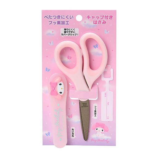 本体サイズ:キャップをつけた状態:約幅6.5x奥行1.7x高さ14cm。主な材料・原料:ステンレススチール、ABS樹脂、PP べたつきにくいフッ素加工。滑りにくく握りやすいラバークリップ。丸い刃先で安全。キャップ付きで安心。刃渡り:約53mm。 (C) 2025 SANRIO CO., LTD. 著作 株式会社サンリオ
