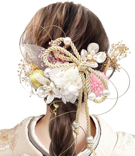 【ユニークなデザイン】 このヘアアクセサリーは、華麗な17点セットが付属しています。合計9カラーが選択可能です。すべての単品は手作りで、細部に至るまでの精緻さと完全性を保証します。 【選び抜かれた素材】 ピンポンマム、パール、ドライフラワーなど、多種多様な要素を融合させることで、独特な魅力を放ちます。ピンポンマムの可愛らしい形と、パールの上品な輝き、ドライフラワーのナチュラルな質感が、エレガントでユニークなスタイルを表現します。天然素材で作られており、自然な雰囲気を加えてくれます。良質な材料を惜しみなく使用し、複雑な手作業で、新鮮さと鮮やかさもしっかり保持しています。 【簡単装着】 ペアアクセサリは、シンプルなU型のヘアピンで固定されており、装着が簡単で、さまざまな髪型に適しています。花の部分の角度は自由に調整可能です。接続部分はどの方向にも曲げることができ、様々な髪型にぴったり合わせることができます。 【ギフトに最適】 これは、その綺麗なデザインと独特なスタイルで、他人に贈るのに特に適しています。友達にも、家族にも、恋人にも贈ることができます。
