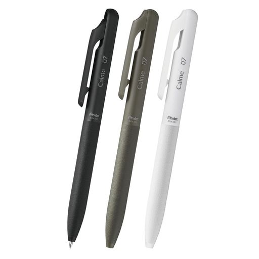 【特長】安定感抜群の革調グリップデザインボールペン3本セット 【特長】不快な音を軽減する、静かで心地よいノック感 【ボール径】0.7mm 【インキ色】黒 【本数】3種3本 【1本あたりサイズ/重さ】幅 16mm x奥行 11mm x 長さ 147mm/9g 【材質】前軸=PP 後軸・ノッククリップ=PC グリップ=エラストマー