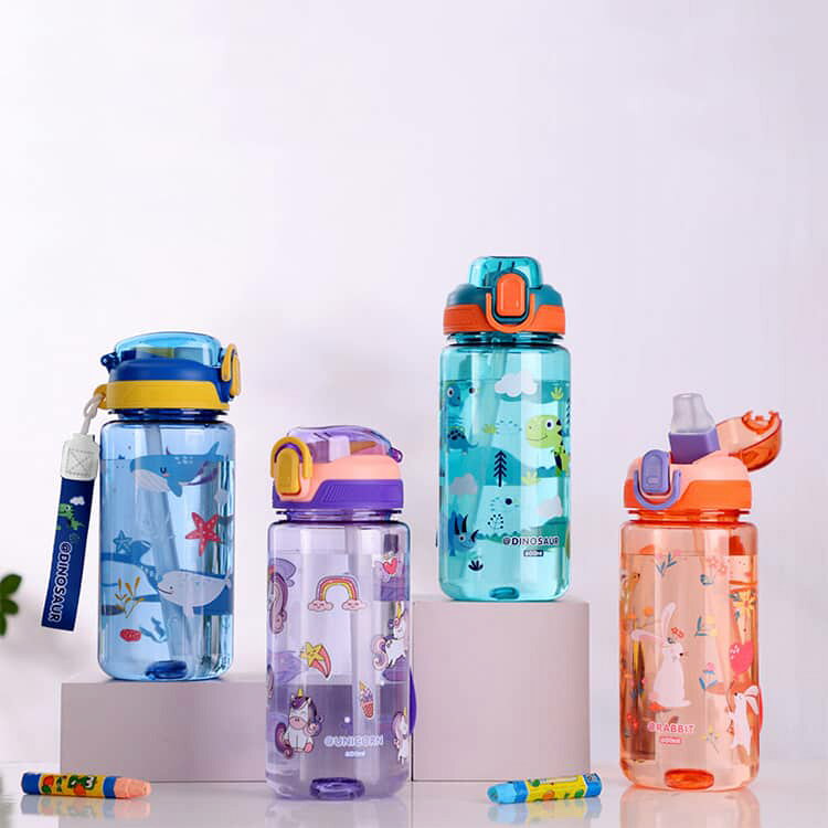 firststepの通学 軽量 ワンタッチ 子供用水筒 男の子 女の子 ストロー プラスチック 大容量 クリアボトル 子供用水筒 漏れ防止 キャラクター おしゃれ 可愛い キッズ 水筒 プレゼント｜アングル2