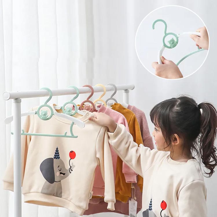firststepのハンガー ベビー 30本セット 収納ハンガー キッズ ベビーハンガー 収納 サイズ調整 スリム プレゼント 子供服 かわいい 洗濯 省スペース キッズハンガー 洗濯ハンガー 子供用 型崩れ防止 乾湿両用 すべらない 跡がつかない プラスチック 送料無料 おしゃれ｜アングル2