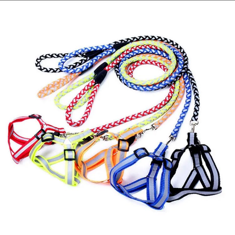 犬用 小型犬 中型犬 ハーネス リード付き 胴輪 夜間反射 散歩 お出かけ 安全 事故防止 光反射材料 長さ調節可能 軽量 引っ張り防止 犬用品 ペットグッズ チワワ プードル?送料無料 3