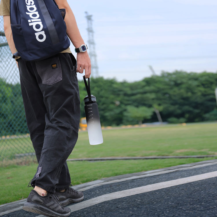 水筒 スポーツジャグ スポーツボトル 漏れ防止 ポータブル 男女兼用 超軽量 耐冷耐...