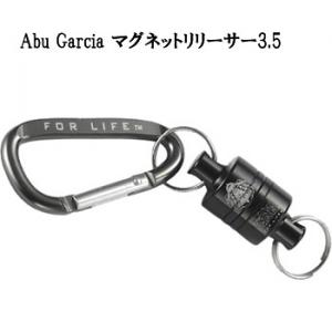 マグネットリリーサー3.5■サイズ（約）：径17xH35mm■重量(約）： 38g■素材： 磁石/ネオジウム 本体＆カラビナ/アルミニウム■垂直耐荷重：3.5kg≪アブガルシア リリーサー≫●垂直耐荷重3.5kg の強力なネオジウム磁石を使用。ワンタッチで素早くネット、小物ツールなどを着脱するのに便利です。 内側にある溝加工によって着脱時のズレを防止し、いつもぴったりと着脱できます。装着が簡単なカラビナ付き。「在庫有り」の表示であっても、必ずしも在庫を保証するものではありません。掲載商品につきましては、各モール及び実店舗と在庫を共有しております。完売や欠品の場合は、誠にご迷惑をお掛けいたしますが、御注文をキャンセルさせていただく場合がございます。予めご了承ください。なお、「ご注文内容の確認とお届けについてのお知らせ」メール送信後は、キャンセルを承ることが出来かねますのでご了承ください。この商品のサイズは50、重さは50です。こちらのサイズが合計で100以下、且つ重さが700以下であれば、ゆうパケットで発送できます。この商品のみのご注文の場合、ゆうパケットでの配送時には合計で2個まで入ります。強力磁石のワンタッチ脱着リリーサー