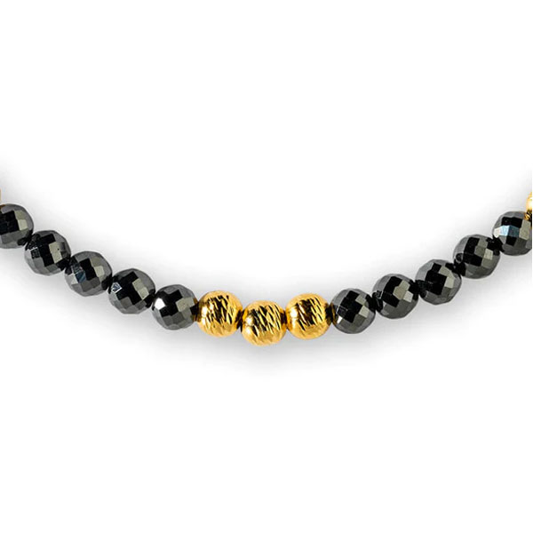 カラー Black×Gold 素材 (50cm) フェライト磁石：80個+ステンレススティール：15個 装飾ビーズ・留め具素材：ステンレススティール 素材 (60cm) フェライト磁石：98個+ステンレススティール：17個 装飾ビーズ・留め具素材：ステンレススティール サイズ 50cm(26g) / 60cm(31g) ビーズ直径：約5mm 医療機器認証番号 304AFBZX00060000 最大磁束密度 180mT 原産国 日本身体に働きかけるジュエリー GalaxyシリーズはBANDELのブランド理念である“The POWER and FORCE”を体現する、身体に働きかける効果を持つユニークなジュエリーです。 美しさと機能性 唯一無二の輝きを放つ、精巧な60面カットを施したブラックのビーズはフェライト磁石。装飾の施されたゴールドやシルバーのビーズはステンレススティール製。そして一際目立つレッドのビーズはアルミニウムを採用しています。 サイズに応じて95粒または115粒のビーズが連なる煌びやかなジュエリーのような見た目でありながら、最大磁束密度180mTの強力な磁力が首・肩のこりの緩和と血行の促進に作用する管理医療機器認証を取得した永久磁石磁気治療器です。メイドインジャパンならではの丁寧な手仕事で仕上げられるGalaxyシリーズには、美しさと機能性が共存しています。