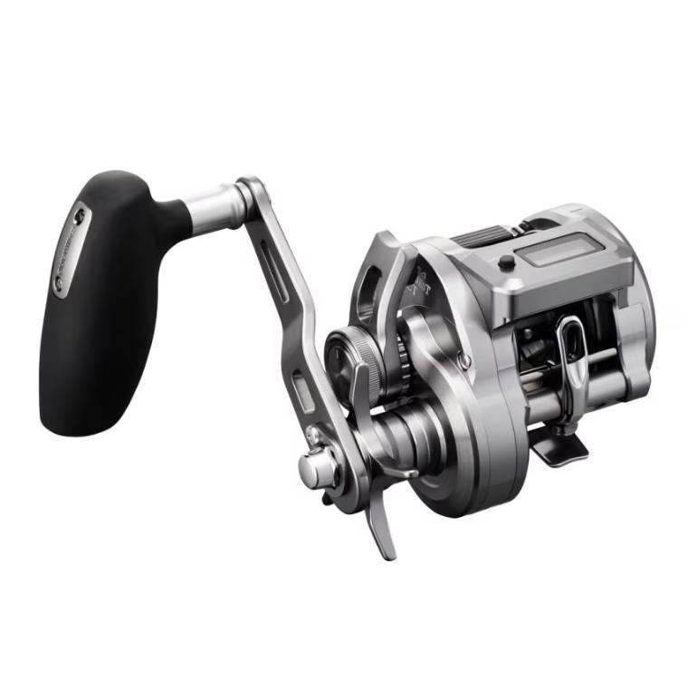 シマノ(SHIMANO) 24 オシアコンクエストCT 300HG高精度金属ボディ＆マイクロモジュールギアの剛健かつ滑らかな駆動系統にデジタルカウンターとフォールレバーを搭載し、高度な戦略とその再現性を実現するオシアコンクエストCT。NEWモデルはテンションを掛けても巻きが重くならない新型フォールレバーとインフィニティドライブを搭載し、巻きの軽さと感度がいっそう向上。さらに視野角が拡大したNEWラインカウンターには巻き上げ距離アラームを搭載し、より緻密な戦略をサポートする。もちろん高耐久クラッチ＆高耐食ステンレスパーツがもたらす耐久性や、X-PROTECTによる防水性能など、オシアコンクエストが築き上げてきた鉄壁のタフネスは完全に踏襲。パーミングのしやすさ、カウンターの見やすさなど、細部にまで改良を加えた渾身のスペックでオフショアアングラーの期待に応える。 ギア比：6.2最大ドラグ力：7.5kg自重：395gPE糸巻量：1.5号-500m、2号-380m,3号-250m最大巻上長：84cm/ハンドル1回転スプール寸法(径/幅)：43mm/22mmハンドル長：75mmベアリング数(BB/ローラー)：9/2夢屋ハンドルノブタイプ:B夢屋ハンドルタイプ:BH-2, 4, 5注記 ※オシアコンクエストCTは全機種PEライン専用です 釣具通販のフィッシング・トライは総合販売店ならではの豊富な品揃え！ ≫リール　おすすめ新着商品 ≫リール カスタムパーツ新着商品
