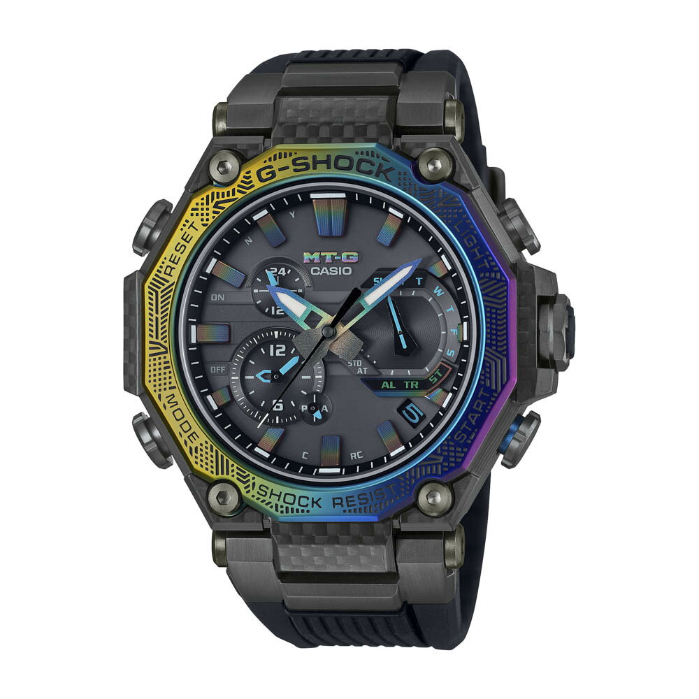 COMMENT G-SHOCKの起源である樹脂素材とメタル素材を融合して、革新的な構造美を追求するMT-Gシリーズ。 巨大都市に煌めく夜の情景をイメージし、マルチカラーのカーボン積層フレームを採用。ステンレスベゼルにはレインボーIPを施し、エッチング手法で都市の情景を描きました。 機能面では専用アプリ「CASIO WATCHES」と接続し時刻情報を取得可能。マルチバンド6やタフソーラー、高輝度なLEDライトも搭載し、実用的な機能を備えます。 【ジーショック/G-SHOCK】 【カラーバリエーション】ブラック/コンビ SPEC 【ケースサイズ（縦×横×厚さ）】約55.1×49.8×15.9mm 【ケース・ベゼル材質】カーボン/ステンレススチール 【ガラス】内面反射防止コーティングサファイアガラス 【バンド】樹脂バンド 【バンド装着可能サイズ】約145〜215mm 【質量】約104g 【防水性】20気圧防水 【構造】トリプルGレジスト（耐衝撃構造・耐遠心重力性能・耐振動構造）/カーボンコアガード構造 【使用電源】タフソーラー（ソーラー充電システム） 【付属品】保存箱