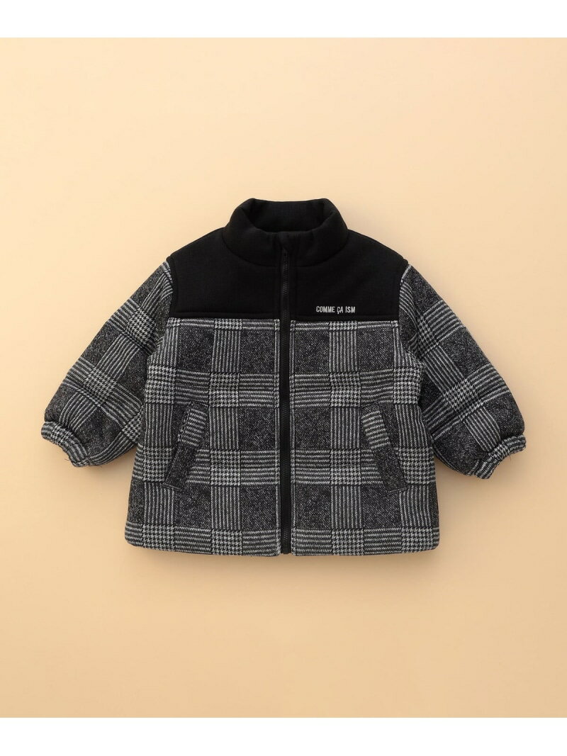【予約商品について】 ※「先行予約販売中」「予約販売中」をご注文の際は予約商品についてをご確認ください。■重要なお知らせ※ 当店では、ギフト配送サービス及びラッピングサービスを行っておりません。ラッピング・ギフト配送について同時に複数の商品を注文された場合メーカー希望小売価格について置き配についてご利用ガイドCOMME CA ISM（コムサイズム）グレンチェックプリント 中綿ブルゾン(ベビーサイズ)《デザイン》通園など、普段使いしやすい中綿ブルゾンです。柔らかなジャージー素材の生地でグレンチェックプリントと無地を組み合わせて、おしりが隠れるゆったりとしたシルエットにしています。左胸の配色ロゴ刺繍がアクセントになっています。袖口はゴムにしていますので、防寒性としてだけではなく、お子さまが着たままでも袖をたくし上げやすくしています。シンプルなデザインなので男の子女の子問わず着ていただけます。キッズ(商品番号:98-28MM03-205)まで展開していますので、お揃いで着ていただけます。《素材》グレンチェックプリント裏起毛…ニットのような見え方のジャージー素材をベースに、リアルなグレンチェック柄をプリントしています。裏起毛をかけていますので、柔らかく風合いが良いのが特徴です。ミル天竺裏起毛(無地部分)…ニットのような見え方のジャージー素材で、裏起毛をかけることで柔らかく風合いが良いのが特徴です。ご自宅で洗濯機洗い可能です。《取り扱い》この製品は、素材の特性上、着用や洗濯による摩擦で毛玉(ピリング)が生じる場合がございます。毛玉ができた際は、小さなハサミまたは毛玉取り器で丁寧に取り除いてください。#コムサベビー#ベビーアウター型番：23-28MM03-205-05-809 QQ7256【採寸】サイズバスト着丈肩幅袖丈80~90cm78cm41cm32cm29cm商品のサイズについて【商品詳細】中国素材：表地:ポリエステル100% 裏地:ポリエステル100% 中わた:ポリエステル100%サイズ：80ー90cm※画面上と実物では多少色具合が異なって見える場合もございます。ご了承ください。商品のカラーについて