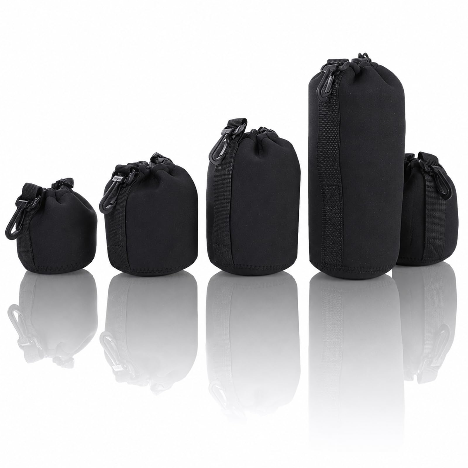 商品説明 カメラレンズ用のポーチ 5個セットです。S・M・L・XL の4サイズに、M をもう1個加えた構成です。 素材は厚さ約4mm のネオプレン（ウエットスーツなどに使われる素材）です。口はひもで絞って留めます。 S サイズはバッテリーや SD カードなどの小物入れにもお使いいただけます。 撮影旅行やアウトドア撮影でのレンズの持ち運び、防湿庫の中でのレンズの整理、LED ランタンや懐中電灯など筒状の小物入れにお使いいただけます。 商品仕様 【サイズ】S：高さ約10×幅約8cm／M：高さ約14×幅約10cm／L：高さ約18×幅約10cm／XL：高さ約22×幅約10cm 【材質】ネオプレン（厚さ約4mm） 【色】ブラック 【セット内容】5個（S・M×2・L・XL）