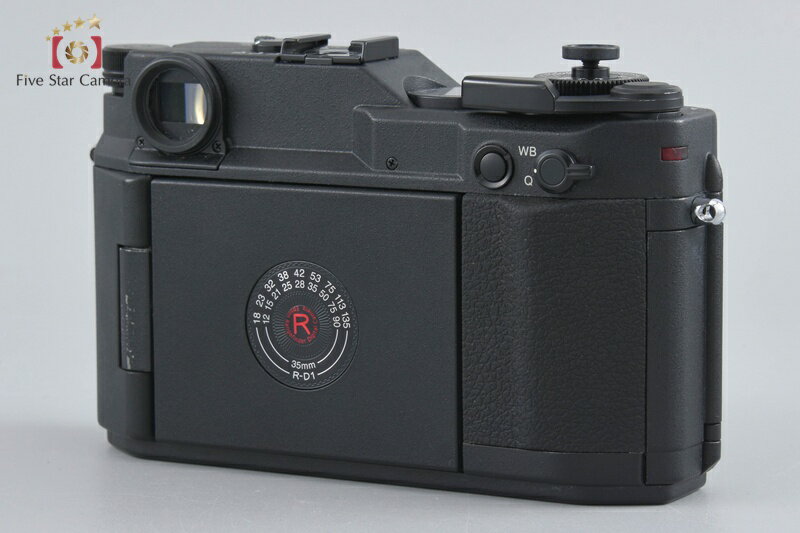 商品名 EPSON エプソン R-D1s レンジファインダーデジタルカメラ 総合状態ランク B2ランク品 外観コンディション B外装に使用感、薄い傷、磨耗によるテカリ、塗装はがれ、カビ跡、サビ浮きが見られ、液晶にスレがございます。 光学コンディション Bファインダーコンディション 内部は目視で確認できるチリ、ほこりが数点見られます。 光を当てると薄く確認できる程度のカビが、内部に数点ございます。 クモリが、内部の全体にございます。 明らかに重度のバルサム切れがございます。 ファインダーからピントを合わせる際には視界に入らないため、支障はございません。 動作コンディション A各部点検致しましたが、基本動作良好で問題箇所はございません。 付属品 ボディキャップ・バッテリー・充電器（社外品） 備考 シリアル： 100847 中古品のため、1点限りの商品となっております。店頭、他サイトにおいても同時に陳列・販売しており、サイト上で「在庫あり」となっておりましても、すでに販売済みの場合がございます。予めご了承下さいますようお願い申し上げます。