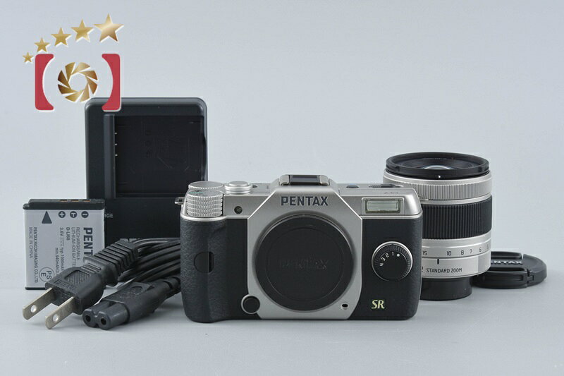 商品名 PENTAX ペンタックス Q7 ズームレンズキット シルバー シャッター回数僅少 総合状態ランク A1ランク品 外観コンディション A外装の傷や使用感は少なめです。同型機種の中古品の中でも比較的きれいな部類になります。 光学コンディション Bレンズコンディション 内部は目視で確認できるチリ、ほこりが数点見られますが撮影に影響はございません。 強い光を当てて確認しておりますが、カビやクモリ、傷やバルサム切れはございません。 動作コンディション B液晶内部にホコリの混入がございます。写真のデータには影響ございません。 他機能に関しましては問題箇所はございません。 フリーソフトにて調べた結果、シャッター回数は933回と表示されました。 付属品 レンズ・前キャップ（塗装はがれわずか）・後キャップ（スレ有り）・ボディキャップ・バッテリー・充電器 備考 シリアル： 4763259 / 3309169 中古品のため、1点限りの商品となっております。店頭、他サイトにおいても同時に陳列・販売しており、サイト上で「在庫あり」となっておりましても、すでに販売済みの場合がございます。予めご了承下さいますようお願い申し上げます。