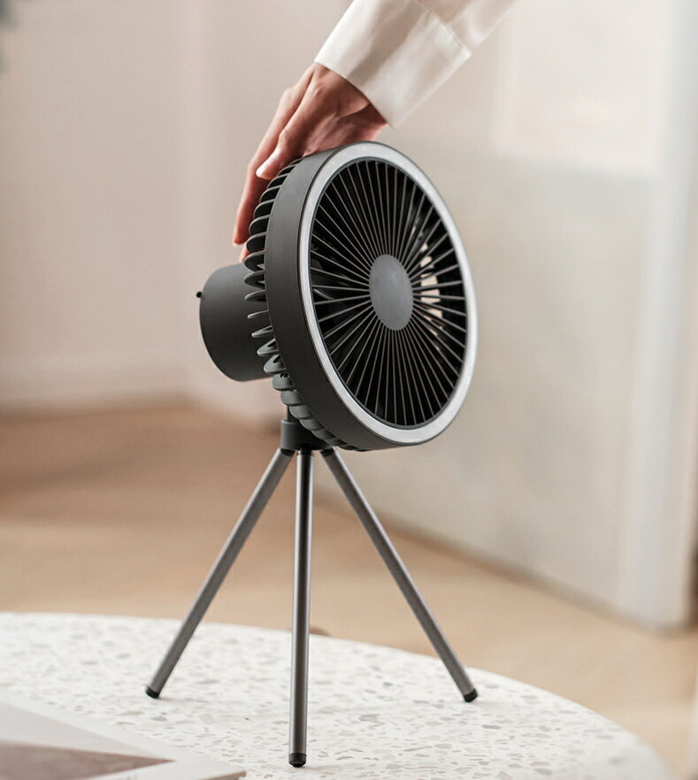【PT10倍+10%OFFクーポン】キャンプ扇風機 アウトドア扇風機 usb充電式 3in1 タイマー機能 1台多役 吊り下げ コードレス 携帯用 卓上 リビング せんぷうき 小型 3段階風量調節 リズム風 LEDライト付き 10000mAh大容量電池 静音 強力 熱中症対策 三脚スタンド 父の日