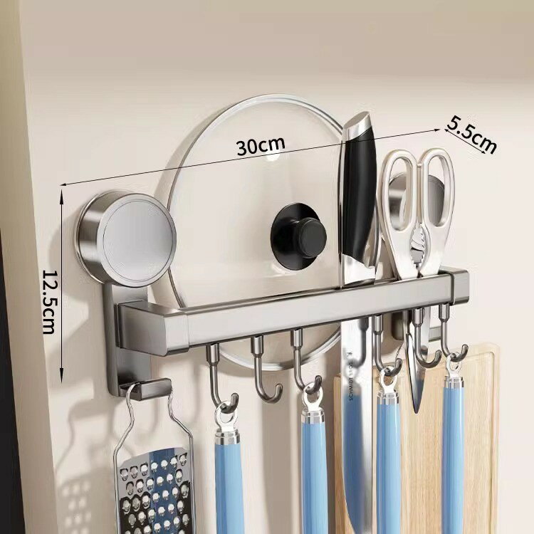 【商品仕様】色：グレー 、吸盤の直径：6cm / 素材：支柱:アルミ＋炭素鋼、吸盤の台座+フック:ABS樹脂、吸着面:高弾性シリコン 【超強耐荷重+幅広い用途】 このキッチンツールフックは、強力な真空吸盤で最大10kgの耐荷重を実現(60cm)。正しく取り付ければ、タオルやフライパンなど軽いものから重いものまでしっかりと掛けられます。キッチンだけでなく、バスルーム、玄関、ベランダなど、日常生活のさまざまなシーンで活躍します。 【工具不要+穴あけ不要】吸盤式のキッチンツールフックは、穴あけ不要で取り付け簡単。タイル、ガラス、大理石、木製の壁や金属などの平滑な面に強力吸着し、賃貸住宅でも跡を残さず安心して使えます。※凹凸のある壁面や、剥がれやすい壁面には使用できません。 【強力吸着＆水洗いOK】吸盤の吸着面には高品質の高弾性シリコンを採用。しっかり密着し、長時間でも安定した吸着力をキープ。水洗いするだけで吸着力が回復し、繰り返し取り外して再設置できるため、経済的で環境にも優しい仕様です。 【防水・防錆素材+耐老化】弊社の壁掛けフックは、高密度ABS樹脂、アルミ、炭素鋼を使用しています。耐高温・防油汚れに優れ、湿気の多い環境でも長期間使用しても変形せず、錆びることがありません。お手入れも簡単で、日常的に使用しても変形しにくく、長く快適にご使用いただけます。 【可動式フック+位置自由】この吸盤フックは移動式で、フックの位置を自由に調整できます。タオル、スポンジ、お玉などのキッチンツールを整理整頓でき、調理器具の効率的な収納をサポートします。フックの数も自由に増減できるので、収納ニーズに応じてカスタマイズが可能です。 ◇お客様都合によるキャンセル（商品発送前） ご注文から30分以内は、理由の有無を問わず購入履歴からキャンセルすることが可能です。 なお、当店では、ご注文から30分以上過ぎた場合、お客様都合によるキャンセルは承っておりません。 あらかじめご了承ください。 ◇ 配送方法について ◇ ※ 発送後のキャンセル・送付先の変更はできません。 ※ 届かない場合や、転居による紛失に関しての補償は一切ありません。 ご注文前に、送付先に誤りがないか、部屋番号抜け等がないかを必ずご確認ください。 ※ 長期不在・表札がない・表札や郵便受けに書かれたお名前がご注文者のお名前と異なる場合、 お届けができず自動的に返送となる場合がございます。 返送された場合、返送・再配達にかかる送料はお客様負担となります。ご了承ください。 ◇ 注意事項 ◇ ※ ご利用のモニターによって、実物とすこし異なる色に表示される場合がございます。 ※ 全商品、北海道・沖縄・離島は別途 送料が掛かります。 ※ ラッピング対応しておりませんので、ご了承ください。 ※輸入品の為予告なくパッケージや仕様が多少変更される場合があります。 ご了承ください。