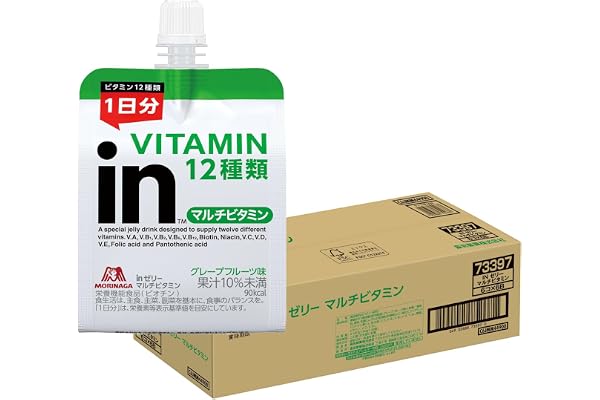 果糖ぶどう糖液糖（国内製造）、グレープフルーツ果汁、砂糖／酸味料、香料、乳酸Ca森永製菓の「inゼリー マルチビタミン」は、忙しい毎日でもすばやく手軽に1日分のビタミン12種類を補給できるグレープフルーツ味のゼリー飲料です。食事バランスが気になる日や、朝食代わり、スポーツ前後の栄養補給、さらには普段の生活での小腹満たしや間食にもぴったりです。1袋（180g）あたり90kcalと程よいエネルギー量で、1日分のビタミン（ビオチンなど）を含み、皮膚や粘膜の健康維持を助ける栄養機能食品（ビオチン）です。すっきりと美味しいグレープフルーツ風味で飲みやすく、持ち運びにも便利なスパウトパウチなので、仕事中や部活・ジムなどのスポーツ現場、海外遠征時など場所を選ばず手軽にお召し上がりいただけます。また、防災用の非常食や体調管理のためのストックとしても国産で安心なゼリー飲料です。不足しがちな栄養素を効率よくチャージし、日々の健康・美容とキレイ習慣をサポートします。