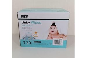 コストコで大人気の「RICO（リコ）ベビーワイプ」は、赤ちゃんのデリケートなお肌を優しく守る高品質な赤ちゃん用おしりふきです。■商品の特徴1. お肌に優しい安心設計パラベンフリー、アルコール（エタノール）フリー、無香料でお肌への刺激を抑えています。無塩素漂白パルプ素材を使用し、赤ちゃんの繊細な肌にも安心してお使いいただけます。2. 高保湿成分＆超純水使用フランス製の超純水と保湿成分「アクアクリーム」を配合。さらに、お肌をすこやかに保つ整肌成分（トウキンセンカ花油・トウキンセンカ花エキス）が含まれており、拭き取り後もお肌にうるおいを与えます。3. 大判＆厚手のシートでしっかり拭き取れる18cm×18cmの大判サイズかつしっかりとした厚みがあるため、1枚で汚れをたっぷり包み込むように拭き取れます。水分量も豊富なため、こすらずするんと汚れを落とすことができ、おむつ替えのストレスを軽減します。4. 使い勝手抜群の蓋付き個包装パックワンタッチで開閉しやすい便利なフタ付き個包装パックを採用。最後の1枚まで乾きにくく、片手でサッと取り出せるため、毎日の忙しい育児や外出先でも大活躍します。■こんな方におすすめ・赤ちゃんの肌に優しいおしりふきを探している方・厚手で水分たっぷりのシートで1回に使う枚数を減らしたい方・蓋つきで乾きにくい大容量パックをお求めの方・出産祝いやプチギフトとして実用的なアイテムを贈りたい方毎日のケアをより快適にする「RICO ベビーワイプ」で、赤ちゃんのお肌をいつも清潔＆健やかに保ちましょう。