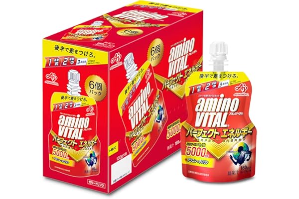 デキストリン（国内製造）、還元デキストリン、寒天／アラニン、クエン酸（Na）、プロリン、ゲル化剤（増粘多糖類）、香料、甘味料（アセスルファムK）、着色料（V．B2）後半の粘りにきく！持続性エネルギー源アミノ酸5000mg（アラニン+プロリン）を配合した「味の素 アミノバイタル パーフェクトエネルギー ゼリードリンク」。長時間のスポーツやトレーニングで最後まで全力のパフォーマンスを維持したい方をサポートする、大人気のゼリー飲料です。日常の運動前から試合中まで、あらゆるスポーツシーンで活躍する本商品の魅力をご紹介します。■アミノ酸5000mgと糖質を独自配合スポーツ後半のパフォーマンス維持に欠かせないエネルギー源アミノ酸（アラニン＋プロリン）5000mgに加えて、バナナ約2本分（180kcal）のエネルギー（糖質）を独自配合しています。マラソン、サッカー、自転車、テニスなどの長時間のスポーツやハードなトレーニングの最中もしっかりとエネルギーをキープし、途切れない元気をバックアップします。■すっきり飲みやすいグレープフルーツ味運動前はもちろん、スポーツの最中で息が上がっている状態でもすっきりと美味しく飲めるグレープフルーツ味（無果汁）です。のどごしが良く爽やかな味わいなので、スマートに水分と栄養をチャージできます。■小容量130gでスピーディーに補給1袋130gと小容量のゼリー状エネルギー補給食品のため、お腹に溜まりすぎず、軽快なパフォーマンスを邪魔しません。試合前やトレーニングの合間の限られた時間でも、10秒でスピーディーに栄養補給が完了します。■まとめ買い・備蓄にも最適な6本セット毎日の部活動やジム通い、週末の試合など、習慣的に摂取したい方に最適な6本セットです。大容量のまとめ買いとして常備しておくのはもちろん、スポーツイベントでの差し入れや、夏場の熱中症対策・水分補給用のストックとしても大変重宝します。安心・安全の国内製造クオリティでお届けする「味の素 アミノバイタル パーフェクトエネルギー ゼリードリンク」で、最後まで力強いパフォーマンスを目指しましょう！
