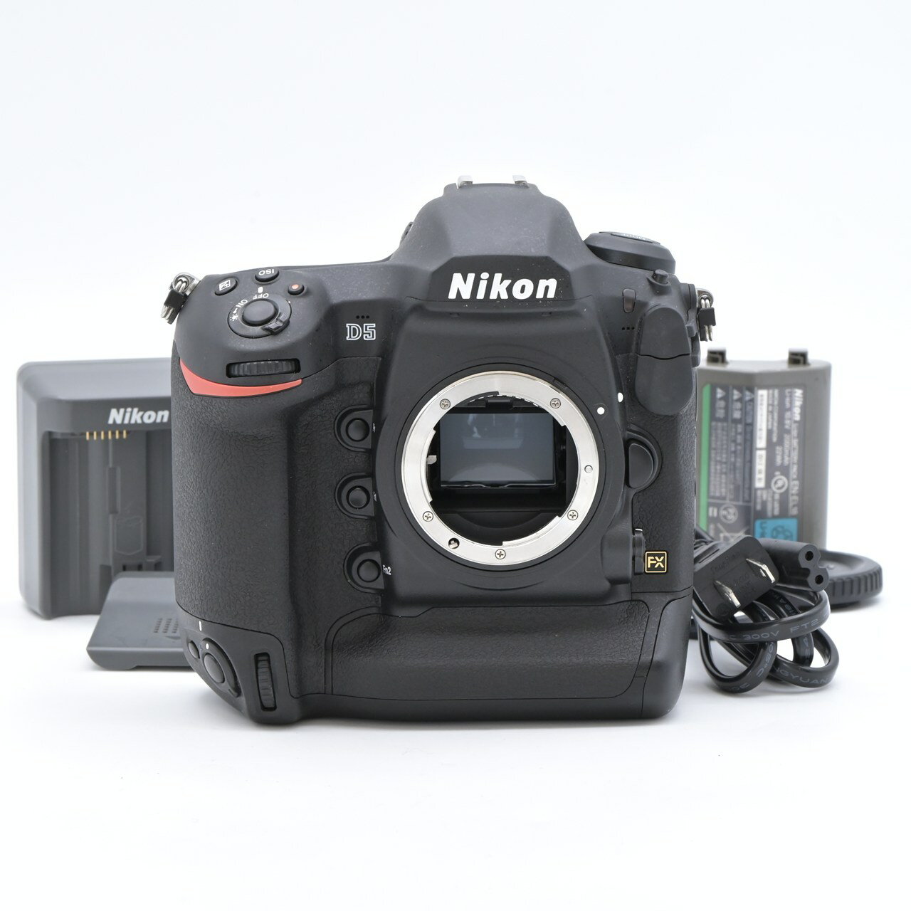 商品説明外観使用感が少なくスレや傷はほとんど見られない大変きれいな状態です。写真でご確認ください。光学撮影に影響するカビやクモリもなく視認性は良好です。動作検品動作確認実施しており問題ありません。付属品写真に掲載されているものが全てです。コメント全体に質感もよく、非常に良いコンディションを保っております。中古品のため商品状態にご了承頂いた上でご検討をお願い致します。またコンディションは商品自体を指しており、フードや付属品の商品状態は含まれませんのでご留意の程お願いいたします。 ※モニターの発色の具合によって実際のものと色味が異なる場合がございます。 状態ランク 注意事項 返品 【返品対象外の商品】 ・到着後3日以上経過している商品 ・お客様のもとで汚れ、キズ、紛失、故障などが生じている商品 ・難あり/ジャンク品 ・その他 お客様都合による返品 ・よくご検討の上、十分に納得をされてからのご購入をお願いいたします。 ・初期不良、説明文に記載されていない不具合があった場合は返品・返金を承ります。 ・その場合は、到着後3日以内にご返送いただければ返品対応とさせていただきます。 ・返送料、販売手数料（7%）返金の振込手数料などはお客様でご負担をお願いいたします。 ・ボディ自然故障につきましては到着後5日以内にご返送頂ければ返品保証対応とさせていただきます。（メカニカルに限ります） その場合は、送料等をご負担いただきます。 保証 以下のものは保証の対象外ですのでご注意ください。 ・外観、光学系の見えの良し悪し等、個人の感覚に属するもの。 ・落下、水没、衝撃などによるもの。 ・お客様都合によるもの。 ※保証つきの商品に関しましては、期日まで購入金額の範囲内とさせていただきます。その後は実費になります。 お支払い ・楽天ペイ他、クレジットカード決済、銀行振込 コンビニ決済 ・ご購入後48時間以内にご連絡くださいませ。また1週間程度でのお取引完了にご協力をお願いいたします。 ・ご購入後48時間以内にご連絡がない場合は、お客様都合によるキャンセル手続きをさせていただきますので予めご了承ください。 配送方法 弊社指定業者より配送いたします。 なお送料は無料です。 その他 ・他サイトでも並行して販売しているため、すでに販売済みの場合がございます。 予めご了承下さいますようお願い申し上げます。 ※当社を騙った偽サイトが存在しています。会社名等よくご確認ください。