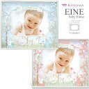 ■商品名：アイネ ベビーフレーム　/EINE baby frame ■カラー：ブルー、ピンク ■サイズ：W165×D20×H150mm ■材質：スチール、ガラス、ペーパーマット、クリスタルラインストーン ■写真サイズ：サービスサイズ ■設置方法：卓上用 ■KISIMAオリジナルギフトボックス入り カラーカテゴリー：ピンク／pink／ブルー／blue／青／KISHIMA　アイネ ベビーフレーム　/EINE baby frame ガラスとペーパー台紙の2層の重なりが、奥行き感あるフォトフレーム。 ラインストーンがキラキラ！ベビーフレーム ガラスとペーパー台紙の2層の重なりが、奥行き感あるフォトフレーム。赤ちゃんの写真を入れるだけで、絵本にでてくる森の中へ。今から可愛い動物たちとワクワク楽しい物語が始まりそうです。 出産祝いに最適なギフトボックス入り！ ギフトボックスがリニューアルされました！ 現デザインは上品な雰囲気で、それぞれのカラーに合わせたリボンイラストのギフトボックスに入っています。 新デザインはパステルカラーが可愛らしいデザインで、サイズによって3種類のカラーが割り当てられています。 ※旧デザインの在庫がなくなり次第、新しいボックスでの出荷となりますのでご了承ください。 カラーバリエーションは2色！ Blue（ブルー）、Pink（ピンク）からお選びください。