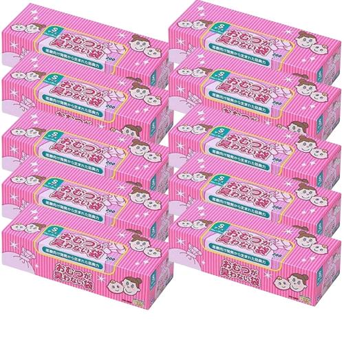 おむつが臭わない袋 BOS ベビー用 箱型 Sサイズ 200枚 + おまけ付き 「BOS(ボス) おむつが臭わない袋 ベビー用箱型 Sサイズ 200枚入」は、防臭力を持った素材(BOS)を使用し、鼻を近づけても臭わない、臭いのストレスを大幅に削減するおむつ用ゴミ袋です。使い方はかんたん。使用済みおむつを袋に入れて結ぶだけ。うんち以外の臭いにも効果があります。臭いと一緒に菌も封じ込めます。 Sサイズ(20×30cm)・・・赤ちゃん用おむつLサイズ1-2個、大人用尿取りパッド(小) ※1袋に入るおむつ個数の目安を記載しました。 ※おむつ1個あたりの尿量を、赤ちゃん用は200ml、大人用は500mlとしています。 一枚づつ引き出し、袋に入れます。 袋の口を数回ねじりしっかり結び、そのまま捨ててください。 ※各自治体のルールに従って処分してください。本品は燃やしても有毒ガスを発生しません。