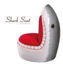 サメに食べられちゃう！かわいい子ども用の椅子です。 サメの口の中にちょこんと座らせると面白く写真映えもしますよ！ 耐重量は60kg程なので小柄な大人でも座れます。 ■サイズ：約 W71 x D43 x H57 cm ■重　量：約 10kg ■耐重量：約 60kgまで ■素材・成分：樹脂（本体）、ベルベット・綿（クッション） ■生産地：フィリピン