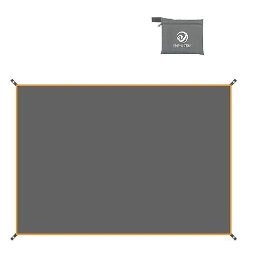 【製品サイズ】:145*210cm。重量:300g。収納サイズ:24.5*23*2cm 【とても軽い生地】:150 Dオックスフォード布。 【両面防水加工】生地には高耐水加工が施されております。このマットはPU3000MM相当の耐水レベルです。グランドシートは地面からの湿気も防ぎます。また、雨天時にもテントが濡れるのを防ぎます。 【便利】:洗いやすく、旅行に持って行くと便利です。 【多様な使い方】グランドシート以外にもレジャー用のシートとしても、ピクニックやキャンプ、花火大会、海水浴、運動会など、様々な用途に大活躍! また、タープシェルターとして、雨宿りをしてもいいです。さらに、広い面積を確保した軽量レジャーシートです、数人一緒に使られます。