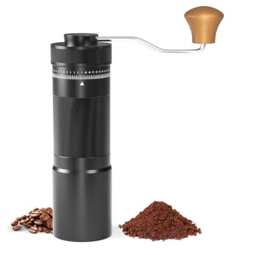 コーヒー豆の粉砕 【七星CNC刃·約40秒のスムーズ研磨】コーヒーミル 手動ならではの静かさと、七星CNCステンレス刃の鋭い切れ味を両立。約25gの豆を約40秒で均一に挽き上げ、細粉を抑えながら豆本来の風味を引き出します。朝の忙しい時間でも、家族を起こさずに挽きたてのコーヒーが楽しめます。電動グラインダーの騒音や振動が気になる方に、より繊細な一杯をお届けします。 【マグネット式ハンドル·トリプルベアリング】手挽きコーヒーミルの回転感を追求したトリプルベアリング構造。ハンドルのブレを極限まで抑え、軽い力でスムーズに回せます。マグネット式ハンドルはしっかり固定されながらも取り外しが簡単で、収納時もスッキリ。535gの適度な重みがテーブル上で安定し、キャンプやアウトドアでも本格的な一杯を淹れられます。 【50段階精密調整·本格志向】コーヒー豆挽きの粒度を、50段階の細かいステップで自在にコントロール。エスプレッソの極細挽きから、フレンチプレスの粗挽きまで、好みの抽出法に合わせて最適な挽き目を再現できます。外調式ダイヤルは目盛りが見やすく、回すたびに確かなクリック感。