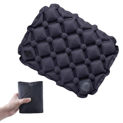 ✅【軽量・コンパクト】わずか約109gの軽さで、折りたたみ時は約4x9x11cmと超コンパクト。バッグやポケットにもすっきり収まり、飛行機・観戦・釣り・キャンプなど、荷物を減らしたいシーンでも手軽に持ち運べます。 ✅【素早く膨らむ・簡単排気】高反発内蔵押しポンプを搭載し、数回操作するだけで素早くふっくら膨らみ、即座に使用可能。専用バルブを開けば一気に空気が抜け、撤収もストレスなし。力の弱い方でも簡単に扱えます。 ✅【ふんわりとした座り心地】ふんわりとした感触で、お尻をやさしくサポート。複数の空気室が圧力を均等に分散するため、長時間座っても疲れや痛みを感じにくく快適です。 ✅【耐久性・お手入れ簡単】高品質40Dナイロン生地を採用し、キズや摩耗に強く、アウトドア環境でも安心。撥水加工により、飲み物の汚れもサッと拭くだけでお手入れ完了。 ✅【幅広く対応】1人で使うのにちょうど良いサイズ感で、レジャーシートや椅子にさっと敷くだけで快適空間を提供。キャンプ、花見、登山、旅行、車中泊、スポーツ観戦など幅広いシーンで活躍します。収納袋付きで持ち運びや保管も簡単です。