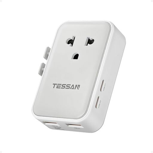 【変換プラグ 5台同時充電可能】変換プラグはUSB4ポートと1つのAC差込口を搭載し、5台のデバイスを同時にできます。海外コンセントの不足問題が完璧に解消。さまざまな機器の充電ニーズに幅広く対応し、海外留学、出張、旅行用便利グッズとして、大活躍します。 【 世界でたった1つで充分】海外変換プラグは、A/Bタイプのプラグを海外の(C/BF/O/Aタイプ)コンセント形状に変換できるマルチ変換プラグです。渡航先でもそのまま差し替えて使用できます。これ一つあれば、世界各地で使えます。ヨーロッパ、韓国、イギリス、シンガポール、香港、オーストラリア、イタリア、タイ、アメリカへ旅行に役立ます。 【超薄型コンパクト設計】厚さ約3cmの薄型設計。従来の変換プラグと比べて、約50%の程度の超薄型化を実現。マルチ変換プラのサイズは7.8x5.4x3.1cm、わずか重量122g。カバンの隙間にも収まりやすく、取り回しが快適。場所を取る心配は全くありません。 【急速充電USB4ポート】コンセント変換プラグはUSB-Cポート2口とUSB-Aポート2口を搭載し、海外旅行や出張時にUSB充電器の持ち運びを減らせます。