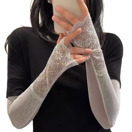 サイズ詳細と伸縮性で、多くの方にフィット:総丈約 53cm、前袖口約 16cm(伸縮時約 20cm)、後袖口約 22cm(伸縮時約 30cm)。伸縮性に優れた素材を使用しており、腕のサイズに合わせてフィットします。※手作業で採寸しているため、1~3cm 程度の誤差が生じる場合があります。 レース x メッシュデザインで、エレガントかつ快適:表面には繊細な花柄レース、裏面には通気性の良いメッシュを採用した仕様です。見た目の上品さに加え、メッシュ素材により通気性が確保され、夏でもムレにくく肌にさらっとフィットします。 一体型指穴付きでズレにくく、使いやすい:親指を通すデザインの一体型アームカバーです。ドライブやゴルフ、ウォーキングなど動きの多い場面でも、ずり落ちにくくしっかりフィット。ストレスなく着用していただけます。 美しい花柄レースが腕を細く見せ、ファッションなアームカバー:繊細なレースの花柄が腕全体を優しくカバーし、スッキリとしたシルエットを演出します。普段使いはもちろん、デートやお出かけ、オシャレを楽しみたい場面にもぴったりです。