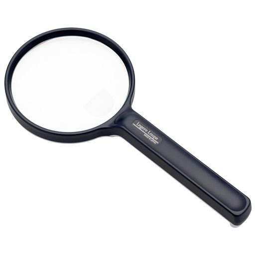 【軽くて使いやすい手持ちルーペ】アクリルレンズ採用で軽量設計!長時間の使用でも手が疲れにくく、快適にお使いいただけます。 【2倍&amp;4倍レンズで細部までしっかり見える】直径100mmの2倍レンズと4倍の小レンズを搭載。広い範囲をくっきり拡大でき、細かい文字も楽に読めます。 【ルーペのサイズ】(約)高さ239x幅110x厚さ25mm、(約)重量:72g 【ルーペの仕様】倍率/2.0倍、小レンズ倍率/4.0倍、レンズ径/100mm 【ルーぺの材質】レンズ/光学アクリル樹脂(表面硬化コーティング済)、ボディー:プラスチック