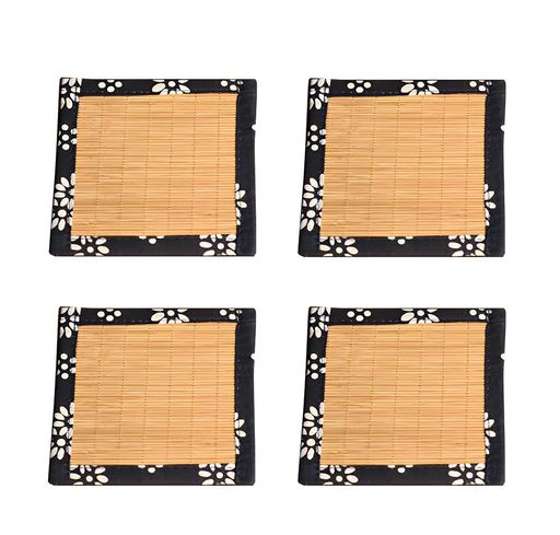 【仕様】4枚セット、コースターサイズ: 10*10cm。 【素材】環境に優しく楠竹を作れて、特別な炭化仕上げ、耐摩耗性、耐裂性がありまして、長い時間で維持されています。 【手作りのコースター】滑り止め設計により、カップにしっかりと固定でき、簡単に動きません。 【デザイン】カゴもアタで編まれています。使わない時でもオシャレ。 【ユニークなギフト】この美しいコースターセットは、ご自宅、オフィス、バーなどの素晴らしい装飾になります。 壁掛け、寮の装飾に最適。 お友達やご家族への新築祝いやホリデーギフトに最適。