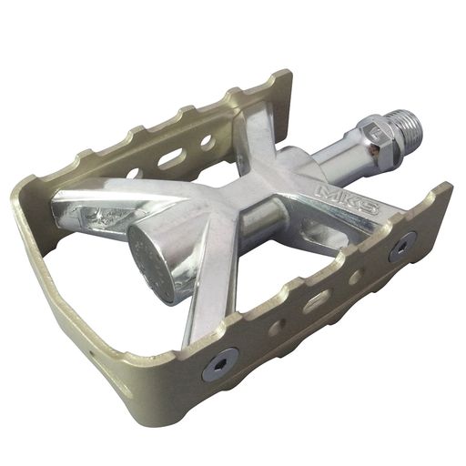 原産国:日本 材質:アルミ、スチール 製品サイズ:踏面 94x68mm、重量:352g(ペア) ペダル軸サイズ:9/16 アルミ製ボディ/両面ペダル。左右セット カップ&amp;コーンベアリング カラー:チタン 前後リフレクター装備可能モデル ※リフレクターは別途お求めください トゥクリップ装着可能モデル。リフレクターと同時装着をする際はリフレクターのネジを利用し共締めとしてください