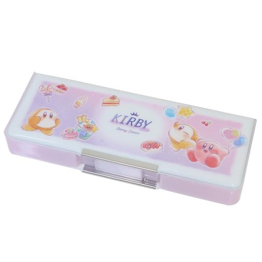 サイズ(約):H85xW220xD28mm 素材:カバー/PVC(中芯:紙+PU)、本体/ABS、ペンホルダー/PE、鉛筆削り/PP・AS 開閉がスムーズなワイドマグネット付き両面開き仕様。 取り外し可能な鉛筆削りや鉛筆6本ペンホルダー、名前ペン収納スペース付き。 お名前スペース&amp;時間割り表もあり、裏面も収納力抜群。