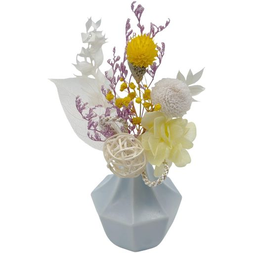 本体サイズ W11xD5xH16cm 生花のような美しさを長く楽しめるプリザーブドフラワーを使用しているため、水やりやお手入れは不要。 忙しい方や遠方にお住いのご家族へのお供えにもおすすめです。 美濃焼きの花瓶付なので、届いたその日からそのまま飾ることができます。 リビングや玄関、オフィスの受付などにもおすすめです。