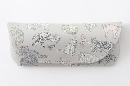 サイズ:16x6x3.5cm 製品生産国:中国 マグネット開閉式です。セミハードケースなので硬すぎないソフトな触り心地が特徴。専用のクロスが1枚付いています。 表面には綿100%のリバティプリントを、内側にはスエード調の合皮を使用していて、しっかりメガネを保護しつつも、ハードになり過ぎない雰囲気が魅力です。 メガネの形状により収納できない場合がありますのでご了承ください。柄の出方が商品によって異なります。