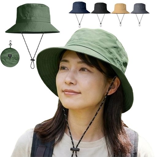 【軽量ナイロン素材でコンパクト収納】春夏メンズ向けアウトドアハットです。耐久性に優れた軽量ナイロンを採用し、収納時直径約17cmまで折りたたむことができます。ブラック・カーキ・オリーブ・ネイビー・ダークグレーの5色展開で、お好みのカラーをお選びいただけます。付属の専用ポーチに収めれば驚くほどコンパクト。男女問わず幅広くご愛用いただけるアイテムです。 【高機能ナイロンで快適着心地】軽量かつ耐久性に優れたナイロン素材を使用しています。汗や湿気にも強く、蒸れにくい通気性を確保。急な雨や水はねにも対応する撥水加工が施されており、天候を気にせずアクティブに使えます。洗っても型崩れしにくく、長期間ご愛用いただけます。 【紫外線対策に優れた日よけ設計】広めのつばが顔全体を優しくカバーし、上からの強い日差しをしっかりブロックします。紫外線による肌ダメージを防ぎ、日焼け止め効果にも期待できます。真夏の炎天下でも快適に過ごせるよう設計されており、釣りやハイキングなど長時間のアウトドアアクティビティにも最適です。 【折りたたみ式设计で携帯便利】コンパクトに折りたたんで専用ポーチに収納でき、直径約17cmの小型サイズに。