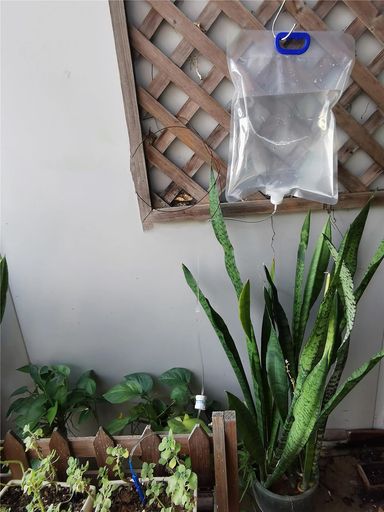 【商品の仕様】水袋長さ:40cm/15.74in幅さ:29.5cm/11.61in容量:5.2Lドレン管全長:133.5cm/52.55in内容:水袋1個+ドレン管1本(1つ出水口)+s字フック1個(フックカラーランダム)素材:安全無毒のプラスチック 【適用範囲】盆栽、室内植物、テラス植物、ゴンドラ、甲板鉢、サスペンション植物など、さまざまな植物に適用可能。旅行や出張中でも、植物の水やりを自動でお任せできる便利なアイテムです。家族と一緒に安心して外出できる、日常の心強い味方です。 【単出水口のモデル】点滴バッグをヒントにデザインされたこの補水器は、使い方がシンプル。水を入れて出水管を接続するだけで、5.2リットルの大容量で植物の水やりをサポート。1つの出水口は、少量の植物や、大切な一鉢にピッタリ。水量調節つまみ付きで、水の量を細かくコントロールできるため、過剰な水やりを防ぎ、植物を丁寧にケアします。 【マルチスピード水量制御つまみ】スピードを調節することで、自分の好みに合わせて水滴速度を制御できます。最大速度では、水滴の速度が速くなり、閉じると水の滴下を停止します。