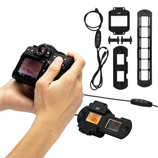 【フィルムデジタイズ】JJC フィルムデジタイズアダプターを使用して、フィルムスキャナーを使うよりも短時間で手軽に出来るようになります。 【適用フィルム】35mm判スライドマウントや35mm判ストリップフィルムを撮影するためにに使えます。(マクロレンズお勧めします) 【明るさの調整】LED充電ケーブルの調光器は配光ライトのON/OFFはもちろん、明るさ(10レベル)を変えられる調光機能もあります。線の長さは1.5メートルで、5V-2A USB充電アダプターから電力を供給する必要があります。 【使用便利】LED配光裏はホルダーデザインです。下は1/4"-20接口がほか1/4 "-20ネジ付ける機器に取り付けることができます。 【キット内容物】LED配光ライトX1、スライドマウントホルダーX1、ストリップフィルムホルダーX1、説明書(英語)X1