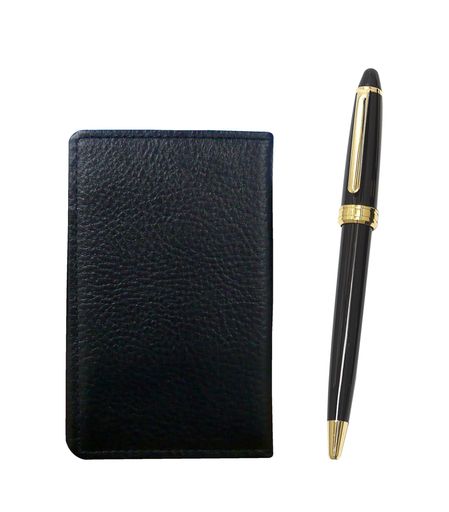 日本製のシボ牛革名刺入れとボールペンのセット。名刺入れは名刺を40枚以上収納可能。カード類の収納にも便利。 名刺入れ(シボ黒) 材質:外側牛革、内側布貼り サイズ:111mmx75mmx10mm ペン 材質:樹脂 サイズ:全長136mmx軸径12mm