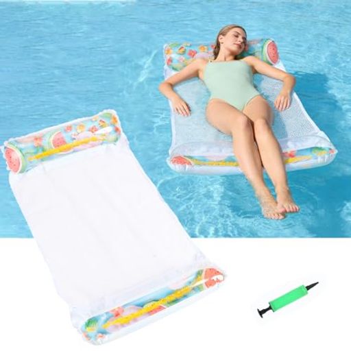 【高品質】サイズ:115x65cm、耐荷重:100KG、フロートは人間工学に基づいたデザインで、耐久性のある PVC と柔らかいメッシュのシートでできています。 2 つの膨張式枕で頭と足を休め、中央に快適なメッシュで体をあらゆる位置で支えます。 115x65cmで大人も快適に寝転べる広さ。プールや海で昼寝するのにぴったり!水に浮かびながら、暑い夏も涼しくのんびり過ごせます。12歳以上のお子様から大人まで、家族みんなで使える夏の必需品です。 【夏気分爆上がり!スイカx小花柄】夏の定番スイカと可憐な小花がコラボした、見ているだけでワクワクするデザイン。プールサイドや海辺で浮かべれば、一気に夏祭り気分!インスタ映え間違いなしの可愛らしさです。 【多用途】寝転ぶだけでなく、水の中で椅子のように座ったり、泳ぎの練習や水遊びの補助具としても活躍。家族や友達と楽しむ夏のマルチアイテムです。 【ひんやり気持ちいい!メッシュ構造】両サイドのエアバッグが頭とふくらはぎを支え、中央のメッシュ部分で体の中間が水に触れます。心地よく体を冷やしながら、水面でゆったりリラックスできます。