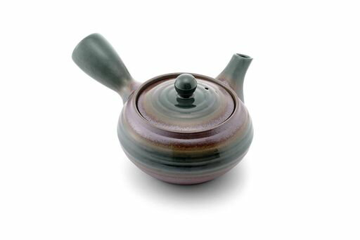 サイズ:約奥14.0x径10.8x幅17.3x高8.0 材質:陶器、茶こし部/18-8ステンレス 容量:約320mL 底網急須でおいしいお茶を! 網が大きいので茶湯の通りがスッキリ!茶葉が広がり美味しく煎れられる構造です。網目が細いので粉茶にも使えます。 鮮やかな緑釉を帯状に巻いて仕上げました。大きめで持ちやすいつまみ。低くて安定感のあるボディです。 急須以外は商品ではありません。