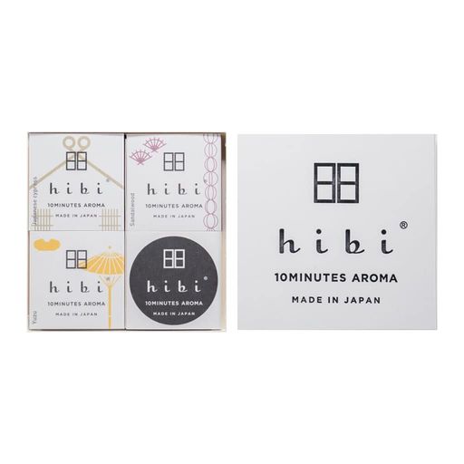 「HIBI」ラインの中でも最も人気の高い日本の香りを特製ギフトボックスに入れてお届け。 国産桧 懐かしい静けさで心を包み込む木々の香り。 落ち着かない心を癒し、明確な考えを取り戻すのに最適です。 白檀 : 不思議な奥深い甘さであなたを別世界に連れて行く香り。 緊張を解消し、内面に反射するのに最適です。 ゆず : ゆずの香りは昔から薬用植物としても使われてきました。 心と体の緊張を和らげ、リラックスするのに最適です。 香りと炎を一つにまとめたヒビのお香。 炎を見つけるのに面倒なことはありません。 各ボックスには、側面に沿ってストライクストリップと、くすんだスティックを置く不燃性パッドが付属しています。