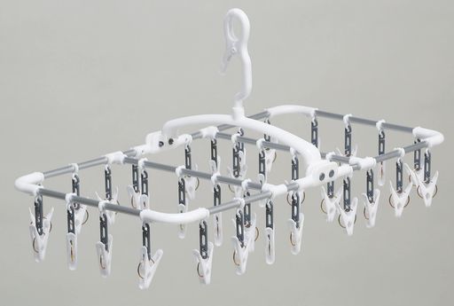 カラーホワイト/グレー サイズ(約)幅64.5x奥行33.5x高さ36cm(使用時) 重量(約)446g 材質ポリプロピレン、アルミニウム、ポリエチレン、硬鋼線、スチール 軽くて丈夫でさびに強いアルミ製!ピンチの位置を調節して使いやすくできます。 つまむとピンチが移動するので、ピンチの場所の調整が可能です 全体で重量が約446gと軽量なので、使いやすい。 物干しに掛けるフック部分はキャッチタイプになっているので強風や突風による落下をしにくくします。