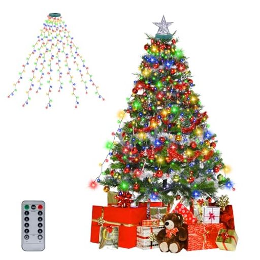【8本*1.5m 200個電球のクリスマスツリーライト】このクリスマスツリー飾りライトは8本*1.5mの垂れ下がるストリングライトに200個電球が付いているの仕様となります。お家にクリスマス イルミネーションを飾ると、輝いてキラキラに点灯でき、遥かに雰囲気を盛り上げ、お気持ちも楽々! 【簡単なUSB給電式・便利なリモコン操作】人気のクリスマスツリーライトとして、このクリスマス イルミネーションライトは便利のUSB給電式を採用して、お手元にあるのUSB充電器やソケット、パワーバンクなどで簡単に接続して利用できます。バッテリーの交換なども不要、環境にも優しいです。また多機能リモコンもつき、遠距離の操作は可能になる一方、操作も非常に簡単になります。PS:受信機はUSBに内蔵されていますので、リモコンを使う時、USB端に向けてご使用ください。 【タイマー機能・4段階明るさ調整】毎年のクリスマス飾りライトとして、このイルミネーションライトはタイマー機能も装備しております。リモコン操作により、6hのタイマーが設定できます。電飾LEDが6時間点灯して、その後自動消灯します。18時間後自動点灯して、6時間自動消灯します。