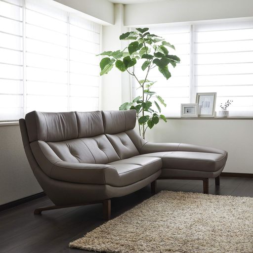 サイズ:幅238cm奥行147cm高さ89.5cm座高38.5cm 表張材:内側本革(牛)外側(合成皮革) クッション材:ニューもルドフレックス、連結式鋼製組バネ、ウレタンフォーム、わた 木部主材:オーク 木部塗装:ポリウレタン樹脂塗装